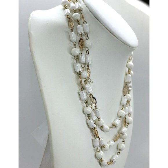 VINTAGE HAWAII PIKAKI flower acrylic flapper necklace, gold tone accents  54" - Picture 4 of 11